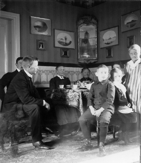 Ivar Roth skymd av John Roth, i
soffan tanterna Sofie och Anna, barnen Nisse, Sigrid som skymmer mamma
Sara, samt Karin. 6/10 1912