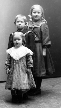 Sigrid, Nisse och Karin 1909